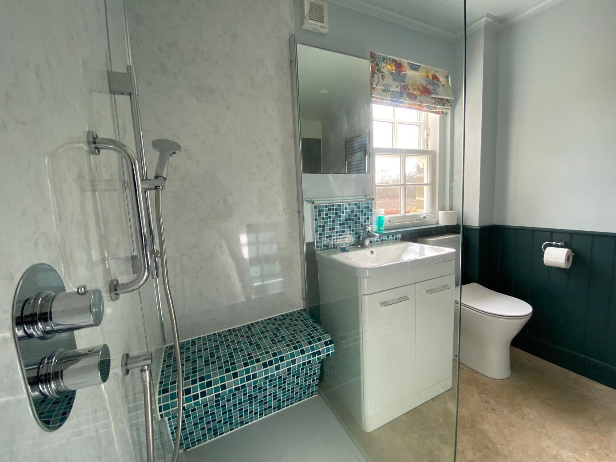 Private Detached Sleeps 4 *