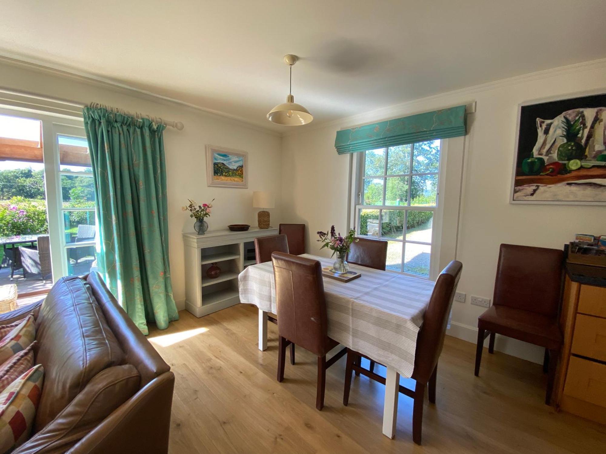 Private Detached Sleeps 4 * Crieff