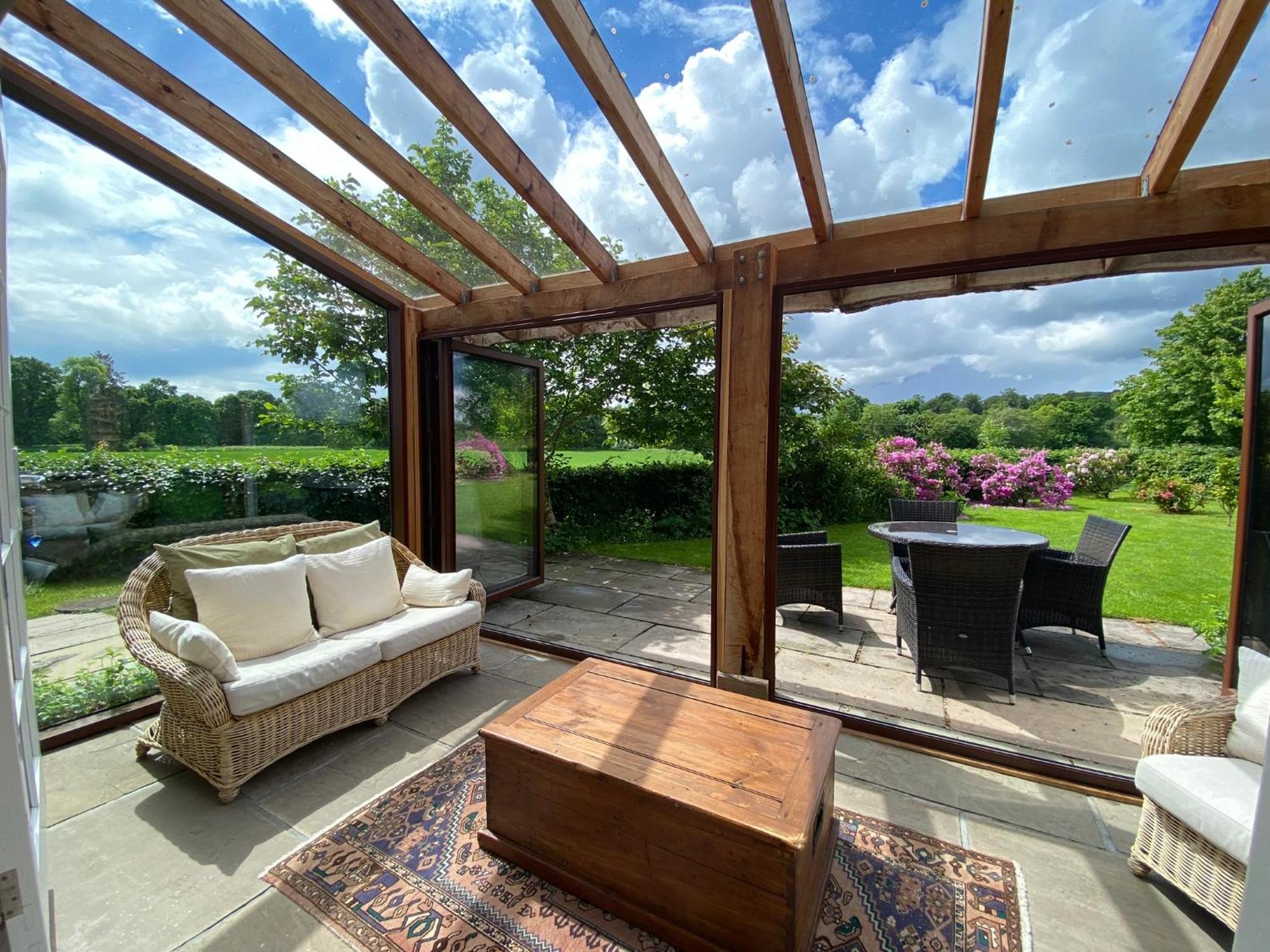 Private Detached Sleeps 4 *